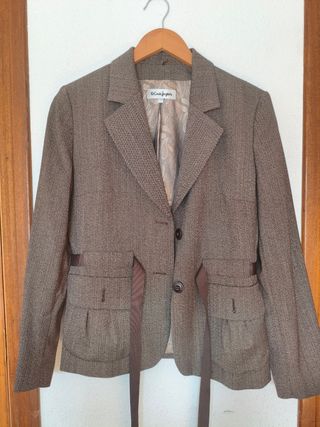 Chaqueta marrón.