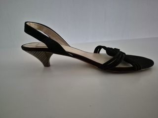 Sandalias tacón bajo, negras. ZARA