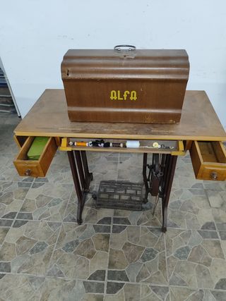 Máquina de coser Alfa antigua