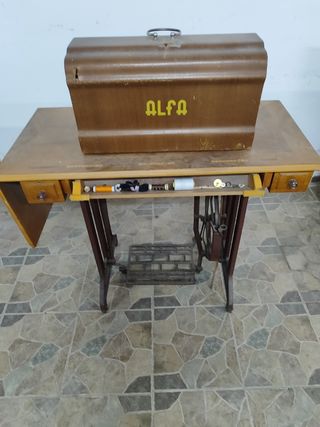 Máquina de coser Alfa antigua