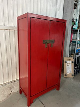 Armario rojo lacado