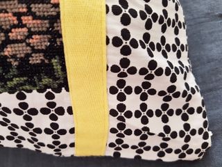 Almohada decorativa bordada casa rural