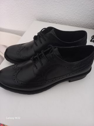 Zapatos negros talla 41 cubierta de piel