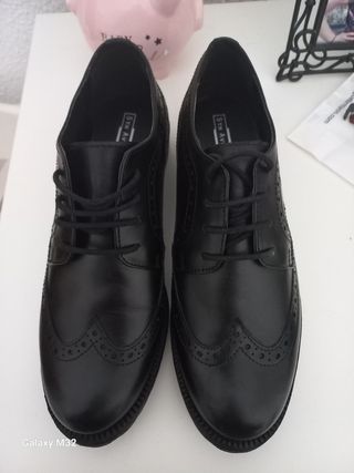 Zapatos negros talla 41 cubierta de piel