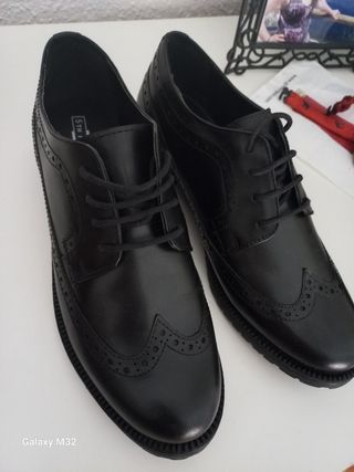 Zapatos negros talla 41 cubierta de piel