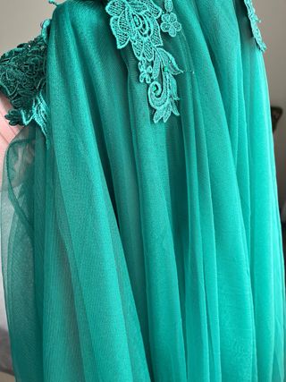 Vestido de fiesta verde con encaje