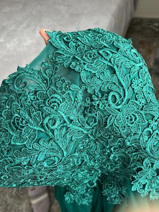 Vestido de fiesta verde con encaje