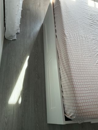 Cama blanca con almacenaje y cabecero