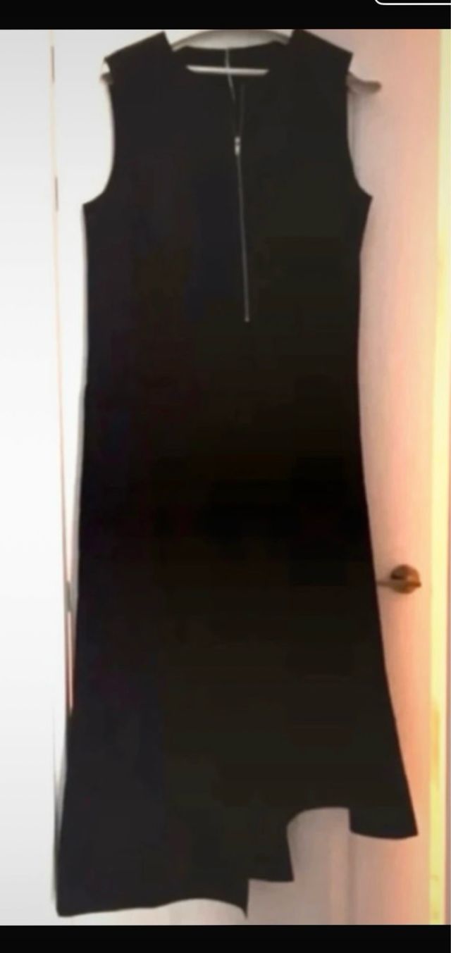 Vestido negro-COS elegante- Excelente calidad.