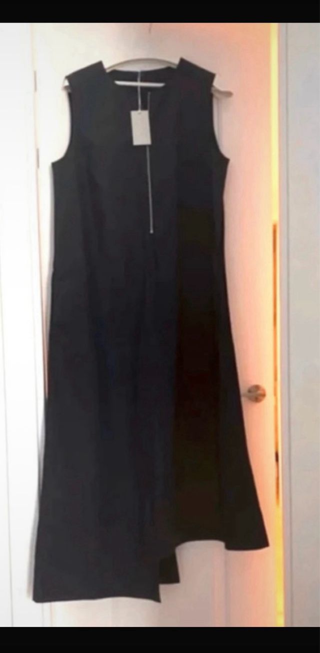 Vestido negro-COS elegante- Excelente calidad.