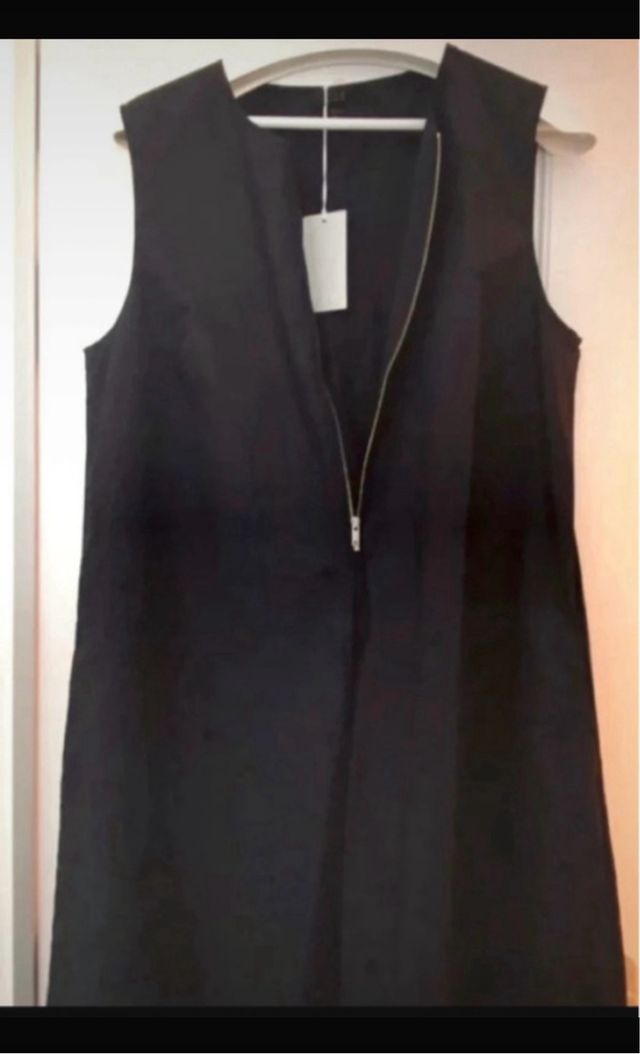 Vestido negro-COS elegante- Excelente calidad.