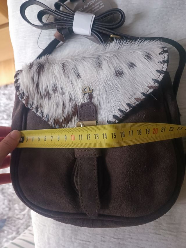 Bolso de piel marrón y multicolor. 