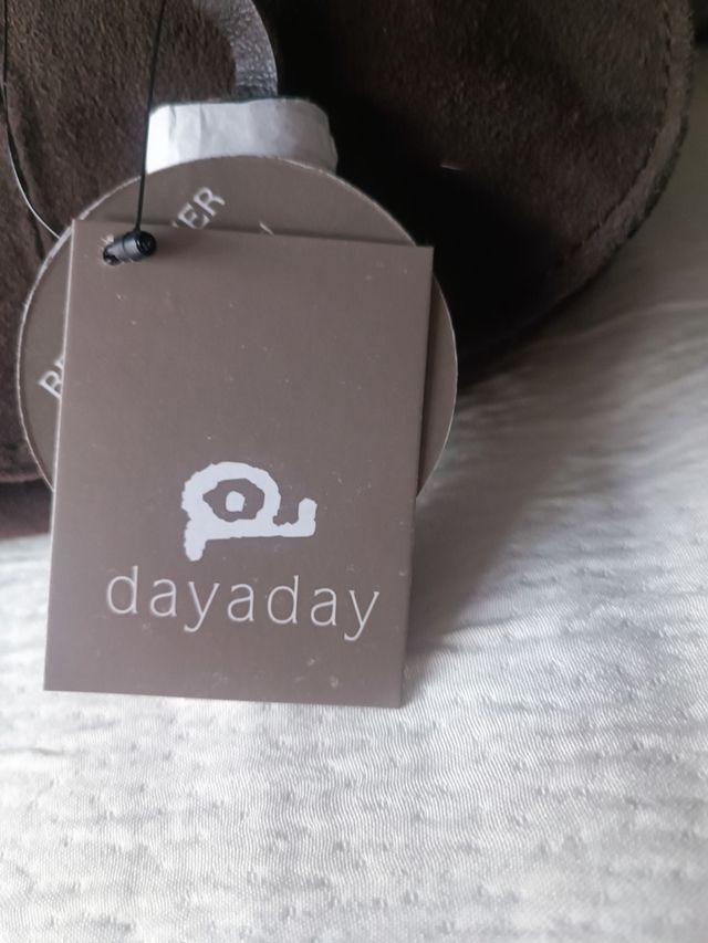 Bolso de piel marrón y multicolor. 