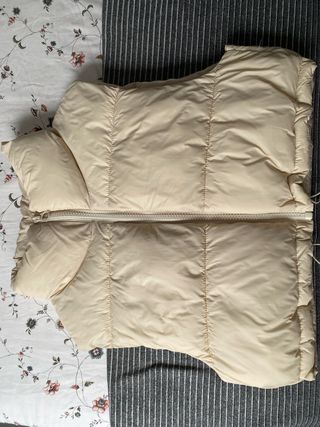 Chaleco acolchado beige corto cremallera