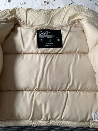 Chaleco acolchado beige corto cremallera