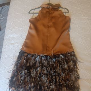 Vestido invitada beige y marrón con plumas