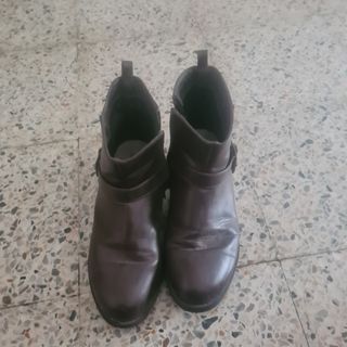 Botines marrones con hebilla