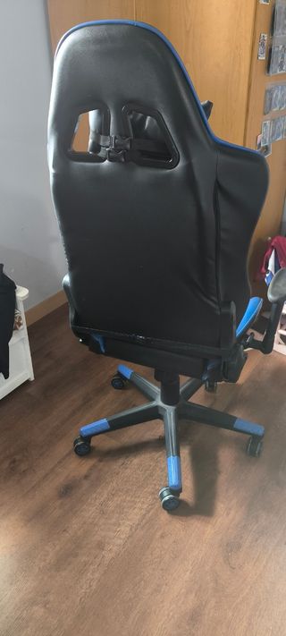 Silla gamer negra y azul