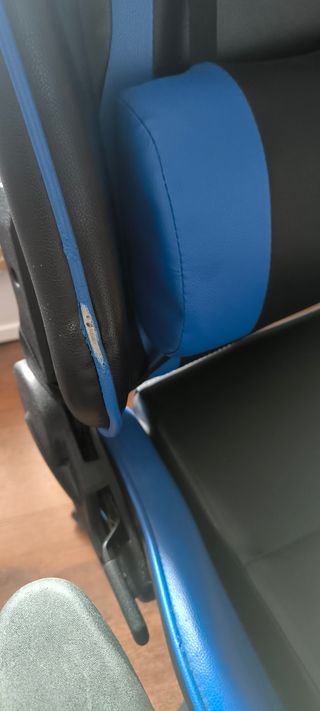 Silla gamer negra y azul