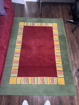 Alfombra roja y verde 