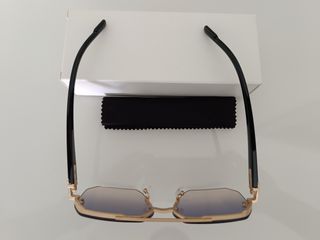 Gafas de sol octogonales.