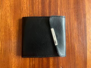 Cartera Negra con Detalle Plateado