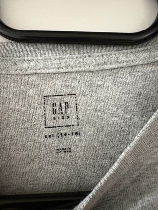 Camiseta GAP gris con diseño bandera USA