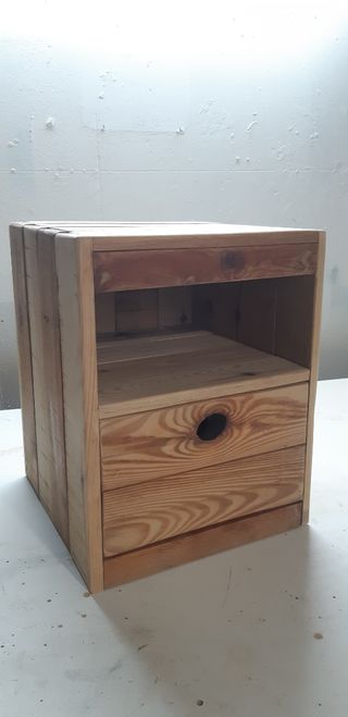 Mesita de noche de madera con cajón