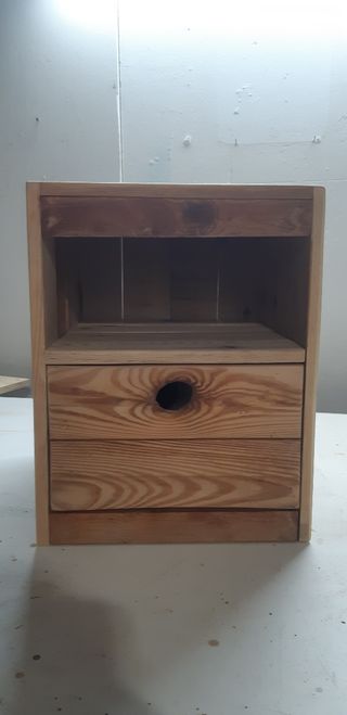 Mesita de noche de madera con cajón