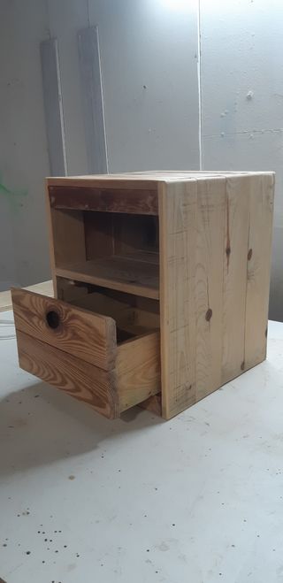 Mesita de noche de madera con cajón