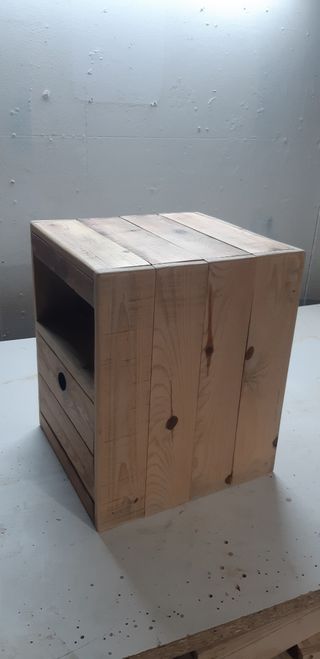 Mesita de noche de madera con cajón