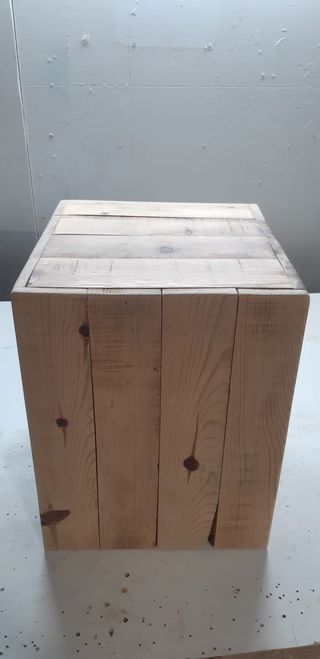 Mesita de noche de madera con cajón