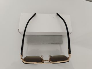 Gafas de sol octogonales.