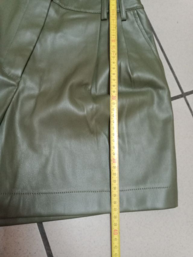 Pantaloncini effetto pelle verde oliva