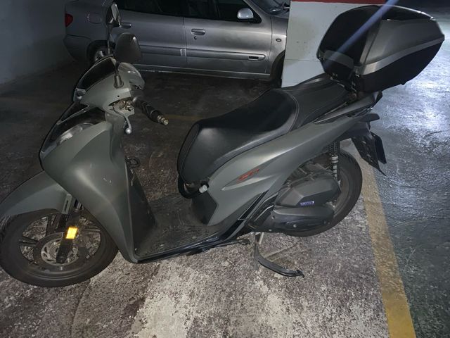 Honda SH125 negra con Baúl