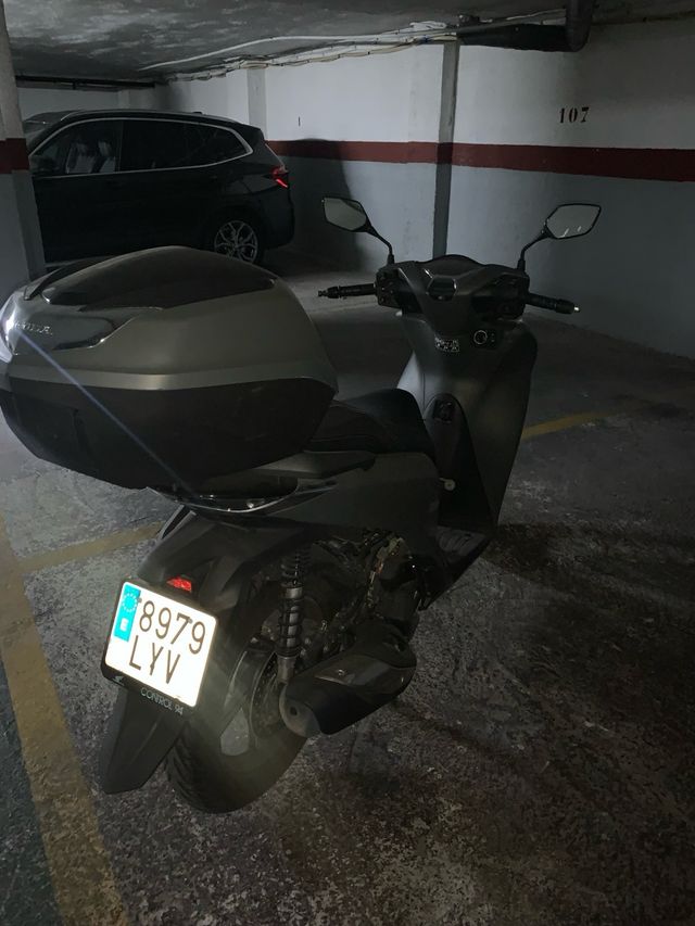 Honda SH125 negra con Baúl