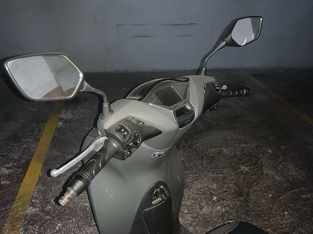 Honda SH125 negra con Baúl