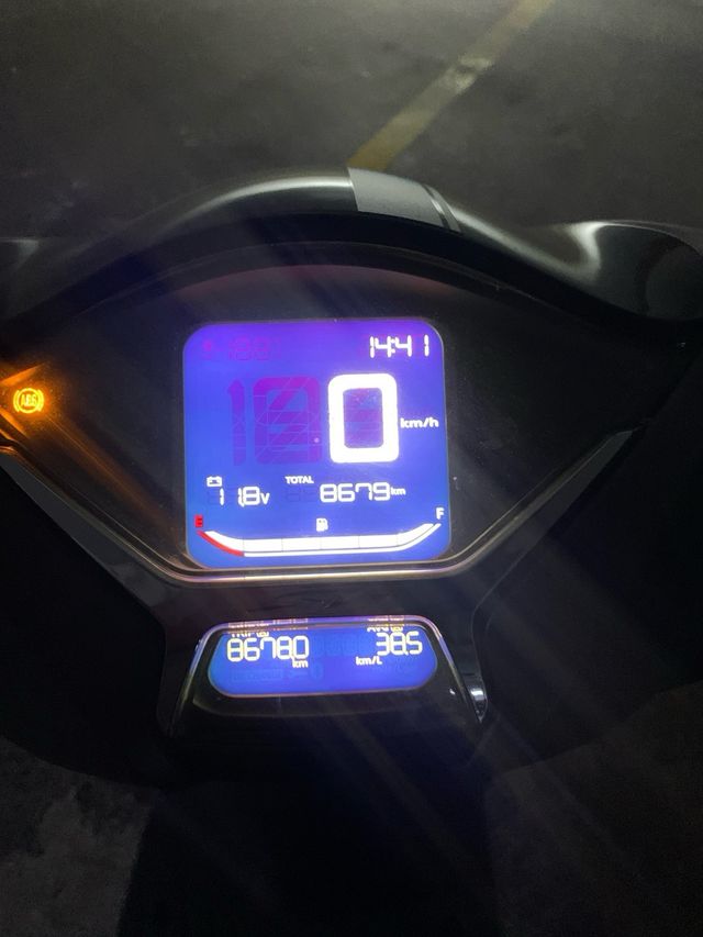 Honda SH125 negra con Baúl