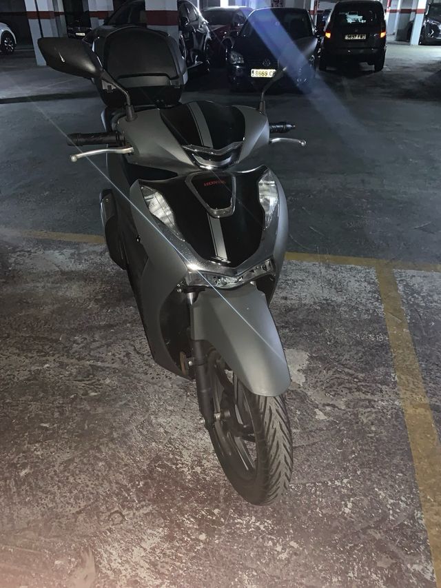 Honda SH125 negra con Baúl