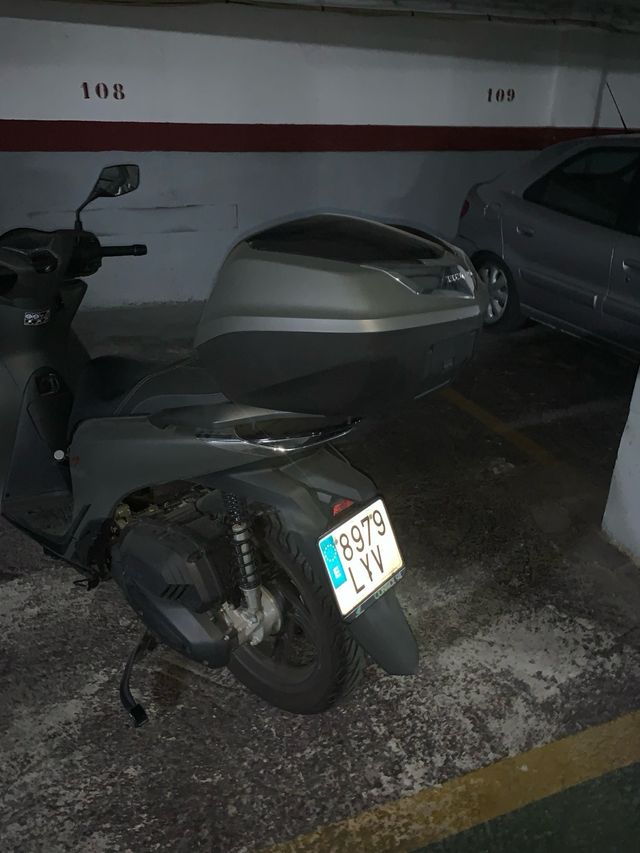 Honda SH125 negra con Baúl