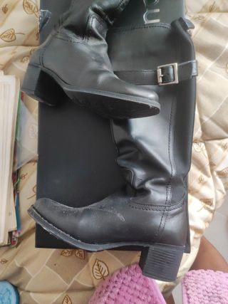 Botas altas de cuero negras con hebilla