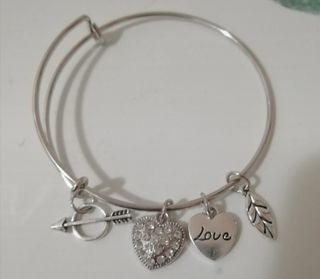 Braccialetto con ciondoli cuore, freccia e foglia