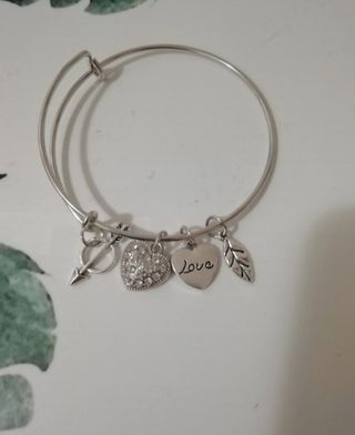 Braccialetto con ciondoli cuore, freccia e foglia