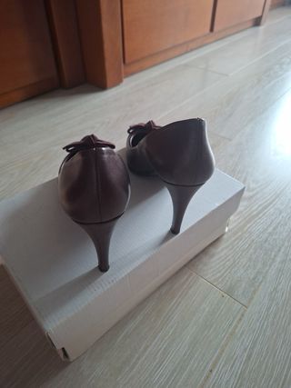 Zapatos de salón granate con lazo