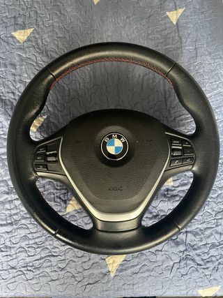 Volante BMW con costuras rojas