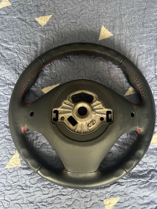 Volante BMW con costuras rojas