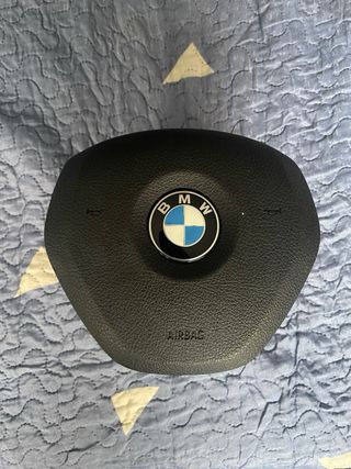 Volante BMW con costuras rojas