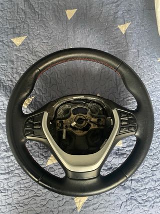 Volante BMW con costuras rojas