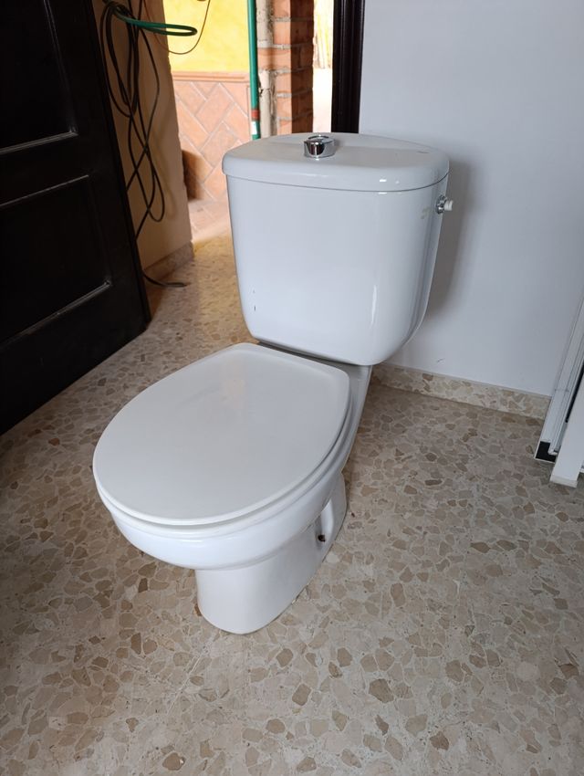 Inodoro blanco de porcelana