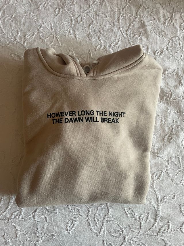 Sudadera beige con frase The dawn will break